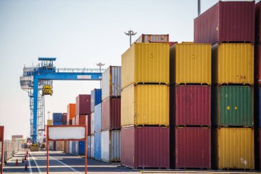 Ticari bir limanda istiflenmiş konteynırlar..