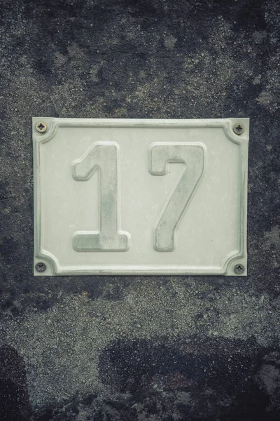 家の番号17を示す金属板を閉じる — ストック写真