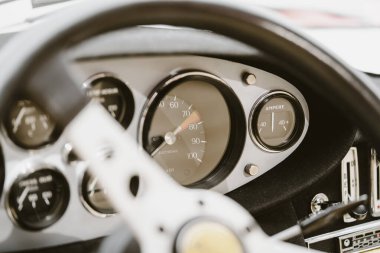 Eski bir arabanın üzerinde çeşitli göstergeleri olan eski bir gösterge panelinin sıcaklığını kapat. 