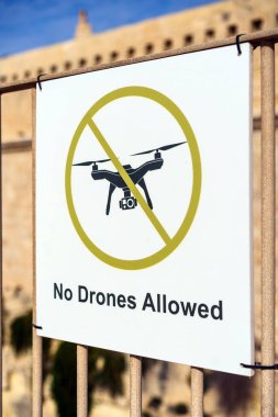 İHA 'sız bölge işaretinin yakın çekim görüntüsü. 