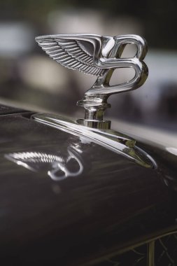 Como, İtalya - 22 Mayıs 2022: Bentley logosu bir arabanın üzerindeki resimsel görüntüyü kapat.