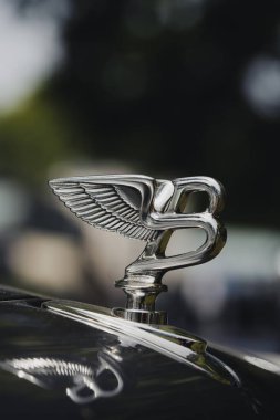 Como, İtalya - 22 Mayıs 2022: Bentley logosu bir arabanın üzerindeki resimsel görüntüyü kapat.