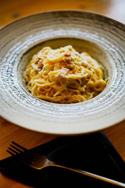 Bir tabak spagetti carbonara makarna yakın çekim.