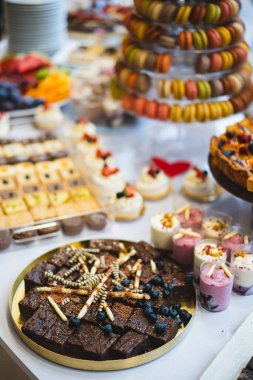 Enfes düğün resepsiyonu tatlı masası çeşitli tatlılar, kekler, meyveler ve turtalar. 