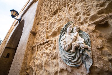 Malta Adası 'ndaki bir ev duvarında dini Bakire Meryem figürü.