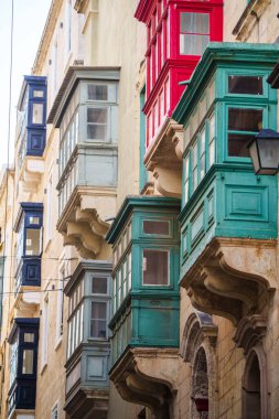 Malta adasında Gallarij adı verilen geleneksel renkli kapalı ahşap balkonlar..