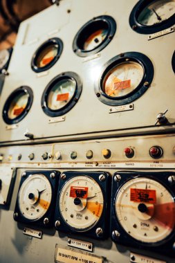 Birçok düğmesi olan bir kontrol panelinin resmi.