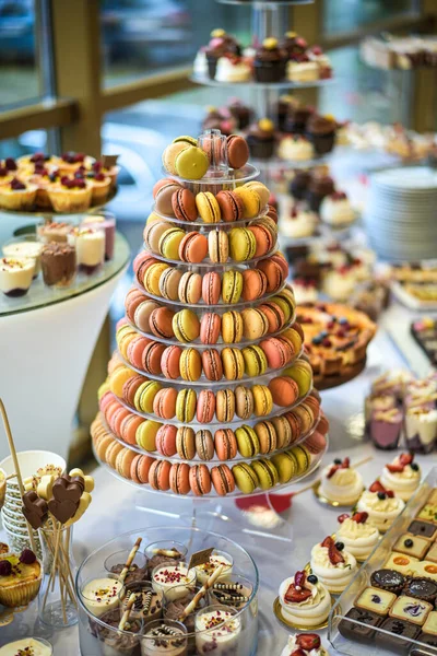 Lezzetli düğün resepsiyonu tatlı masası çeşitli makaronlar, tatlılar, kekler, meyveler ve turtalar. 
