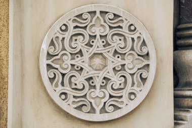 Bir taşın üzerindeki süs parçası, taş bir duvar ya da çit için dekorasyon..