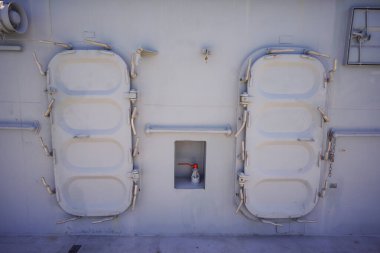 Paslı paslı çelik kapılar somunlar ve cıvatalarla korunuyor..