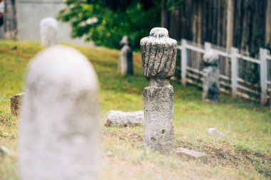 Mezarlıktaki Müslüman mezar taşlarının renkleri.