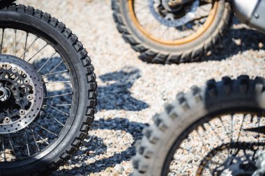 off road lastikleri olan motosiklet tekerleklerinin renkli görüntüsü.