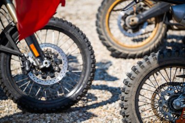 off road lastikleri olan motosiklet tekerleklerinin renkli görüntüsü.