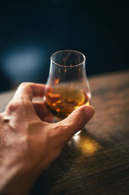 Glencairn viski bardağını tutan bir elin yakın plan resmi..