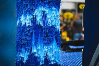 Otomatik oto yıkama istasyonunda temiz mavi bir fırça makinesinin yakın çekim görüntüsü..