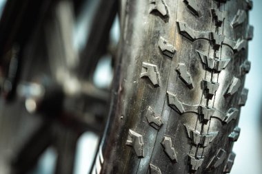 Bir off-road bisiklet lastiğinin yakın çekimi.
