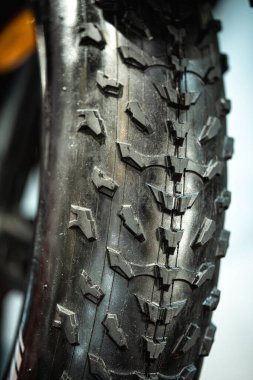 Bir off-road bisiklet lastiğinin yakın çekimi.