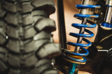Bir off-road aracının kullanım süspansiyonunun yakın plan çekimi.