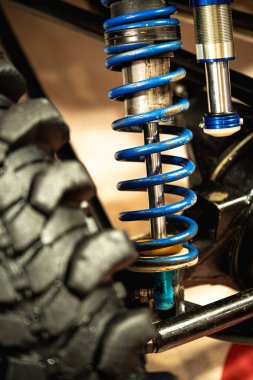 Bir off-road aracının kullanım süspansiyonunun yakın plan çekimi.