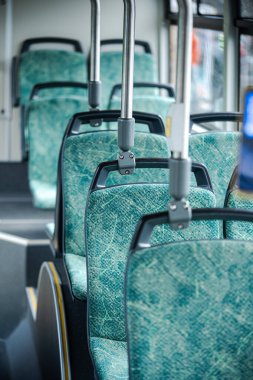 Yeni bir otobüsteki boş koltukların resmi.