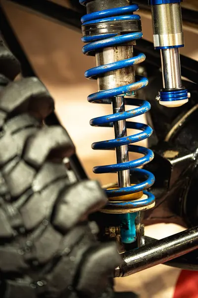 Bir off-road aracının kullanım süspansiyonunun yakın plan çekimi.