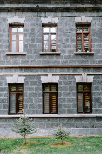 窓のある古い古典的な石造りの家 古典的な石の壁と窓のテクスチャ 高品質の写真 — ストック写真