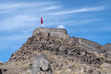Mavi gökyüzü olan güzel Kars kalesi. Kars, Türkiye. Yüksek kalite fotoğraf