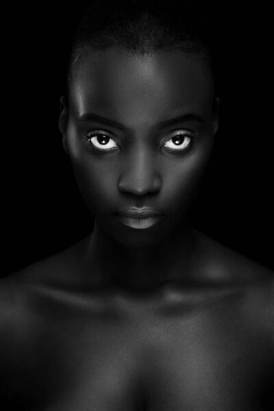 Schwarz Weißes Porträt Einer Schönen Afrikanischen Frau Hochwertiges Foto — Stockfoto