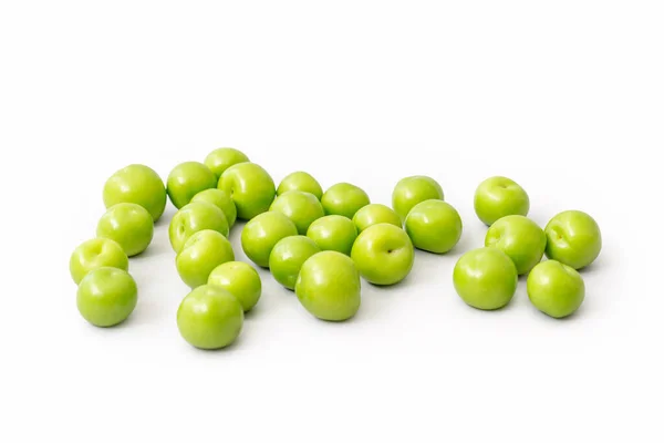 白色背景上孤立的绿色李子 水果的概念 高质量的照片 图库图片