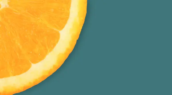 Eine Geschnittene Orange Auf Grünem Hintergrund lizenzfreie Stockfotos