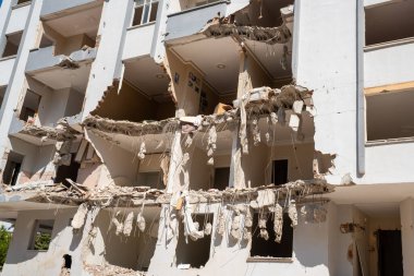 Depremde hasar gören bir bina ya da daire