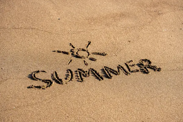 Kumsalda kum ve yazı ve güneşi. Tatil konsepti. Yüksek kalite fotoğraf