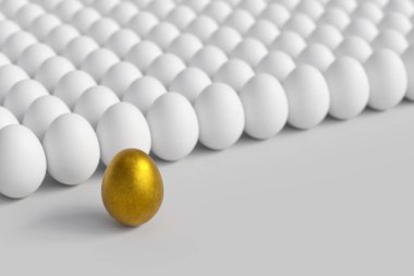 Bölünmezlik ve liderlik kavramı. Sıradan beyaz yumurtaların önünde altın yumurtayı dikmek. Yüksek kalite fotoğraf