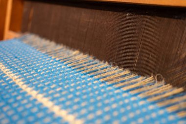 Manüel ahşap tezgahın arkasındaki klasik mavi iplik, eski tarz dokuma tezgahı. Yüksek kalite fotoğraf