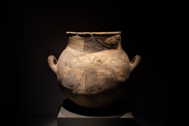 Çamurdan yapılmış büyük tarihi bir çömlek. Yüksek kalite fotoğraf