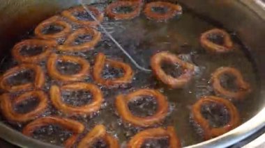 Churros churro çörekleri yağda pişiyor. Geleneksel Türk tatlısı. Adana halka tatlısı. Yüksek kalite 4k görüntü