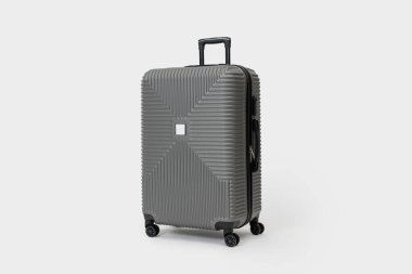 Beyaz arka planda beyaz etiketli gri bavul. Yüksek kalite fotoğraf