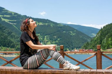 Doğada temiz hava soluyan bir kadın. Uzungol Gölü, Trabzon. - Evet. Yüksek kalite fotoğraf