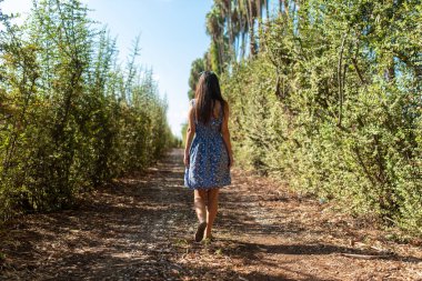 Genç bir kız yol boyunca yürüyor. Yüksek kalite fotoğraf