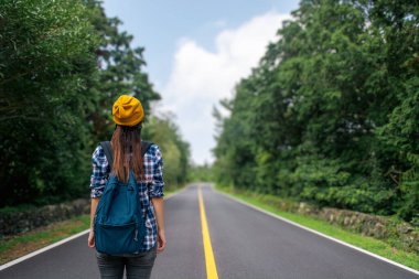 Sarı bereli bir kadın sırt çantasıyla seyahat ediyor. Yüksek kalite fotoğraf