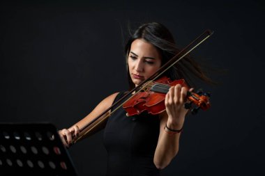 Kadın müzisyen portresi. Yüksek kalite fotoğraf