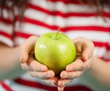 Yeşil elma tutan kadının yakın çekimi. Yüksek kalite fotoğraf