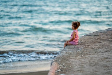 Yalnız kız sahilde denizi izliyor. Yüksek kalite fotoğraf