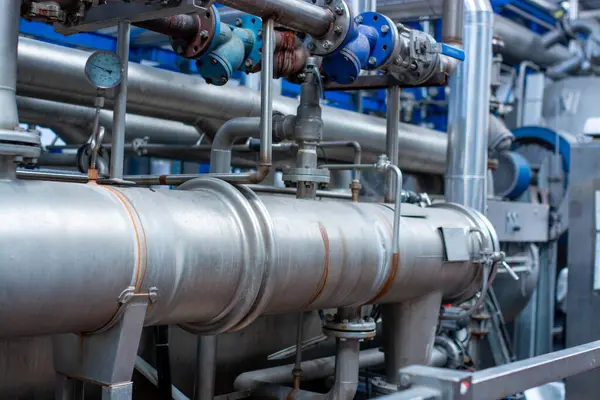 Fabrikadaki endüstriyel borular ve borular. Yüksek kalite fotoğraf