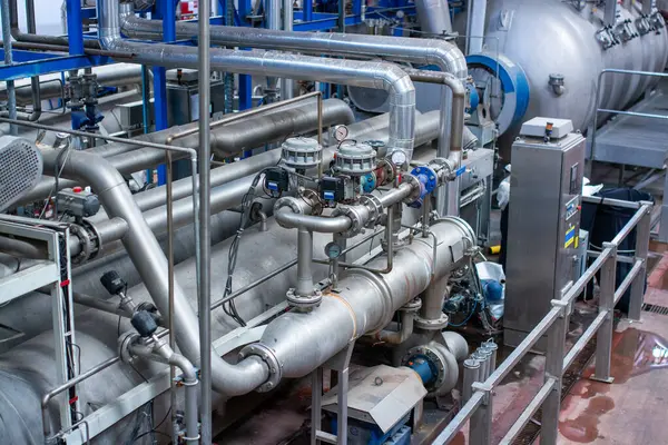 Fabrikadaki endüstriyel borular ve borular. Yüksek kalite fotoğraf