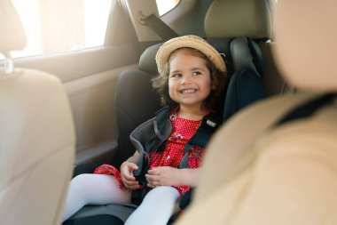 Araba koltuğunda oturan sevimli küçük bebek çocuk. Araba koltuğunda oturan sevimli küçük bebek çocuk portresi. Güvenlik konsepti