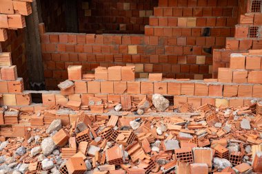 İnşaat alanında yıkılan duvarlar ve yıkılan tuğlalar. Yüksek kalite fotoğraf