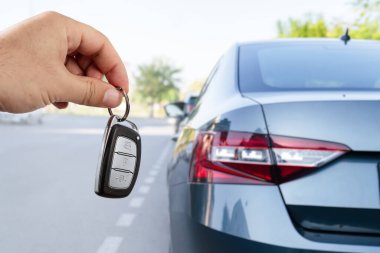 Otomobil kirası ya da kiralama konsepti. Mans el ele tutuşan arabanın anahtarı. Yüksek kalite fotoğraf