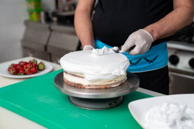 Erkek aşçı mutfakta turta hazırlıyor. Yüksek kalite fotoğraf