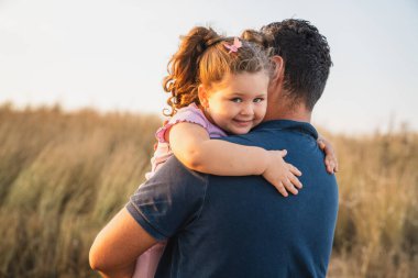 Babasıyla birlikte mutlu bir kızın portresi. Yüksek kalite fotoğraf